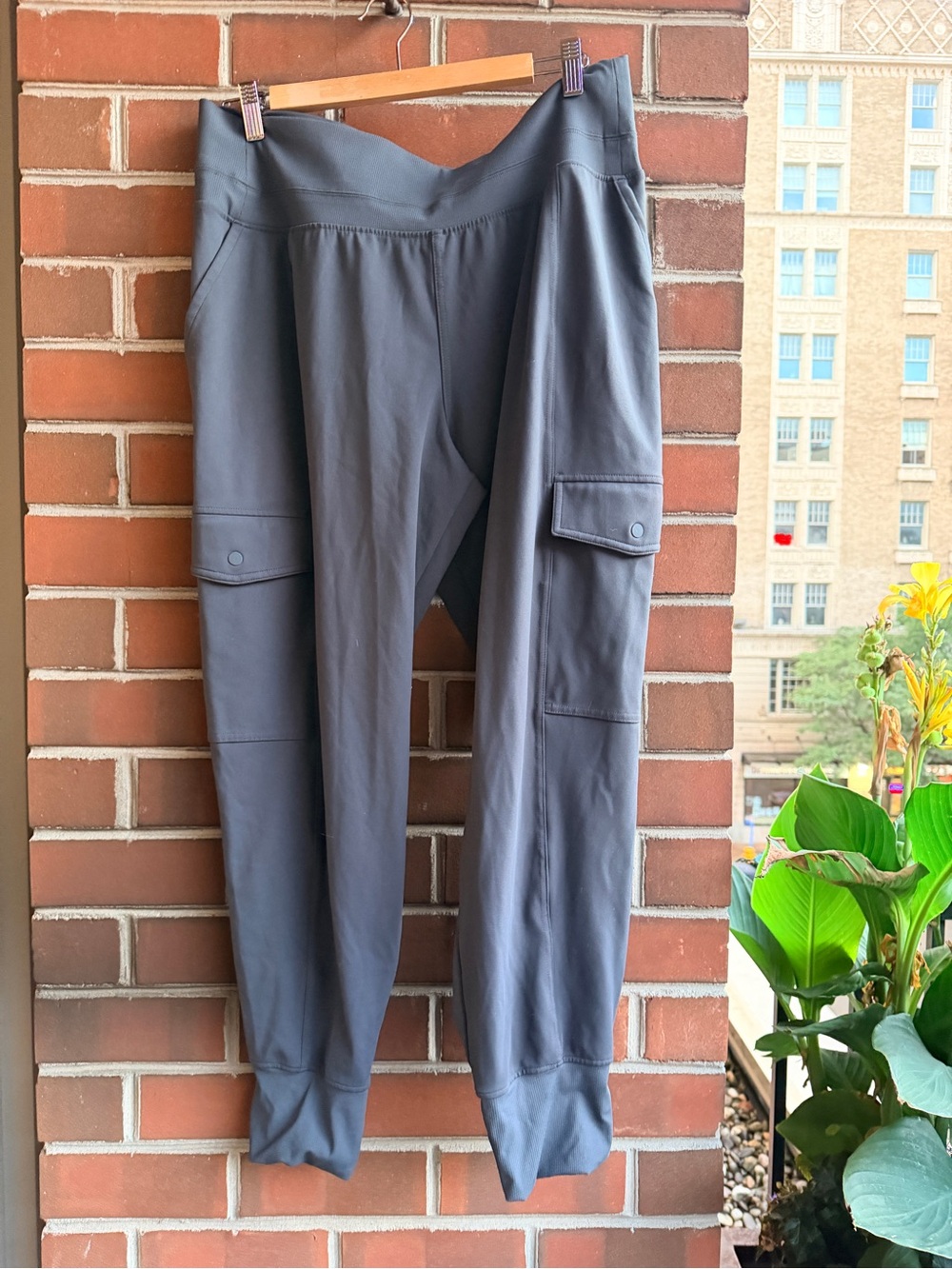 Athleta Venice Cargo Jogger In Charcoal